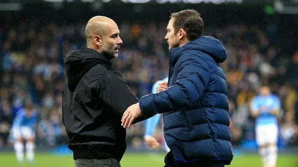 Pep động viên Lampard sau khi bị Chelsea sa thải