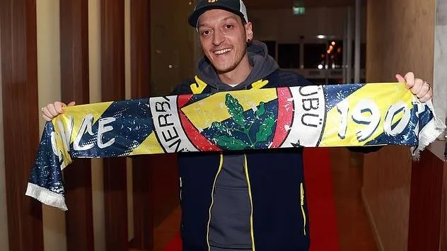 Sốc: CĐV Fenerbahce góp tiền trả lương cho Mesut Ozil