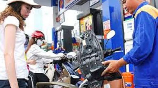 Xăng dầu đồng loạt tăng lần thứ năm liên tiếp, tăng cao nhất gần 400 đồng/lít