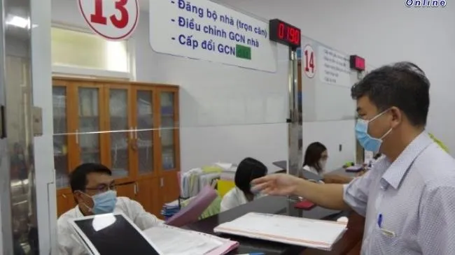 Người dân hài lòng khi đến giao dịch tại Văn phòng một cửa TP Thủ Đức