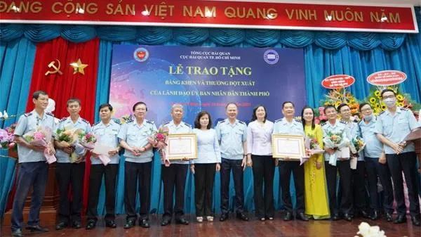 UBND TPHCM khen và thưởng đột xuất cho 2 tập thể thuộc Cục Hải quan TPHCM