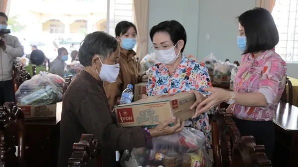 Củ Chi: Trao tặng 200 phần quà cho gia đình chính sách, hộ nghèo