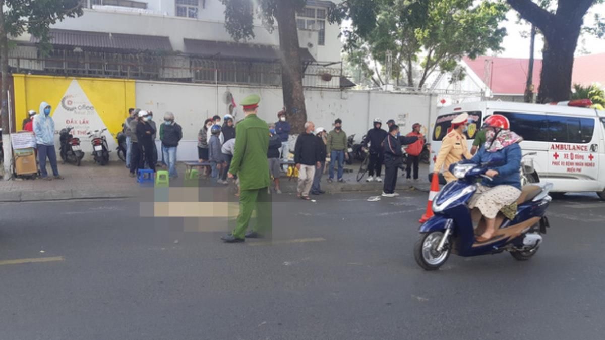 Tin tức tai nạn giao thông hôm nay 1/2/2021: Va chạm xe thư báo, một phụ nữ đi xe đạp tử vong