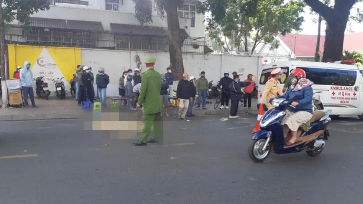 Tin tức tai nạn giao thông hôm nay 1/2/2021: Va chạm xe thư báo, một phụ nữ đi xe đạp tử vong