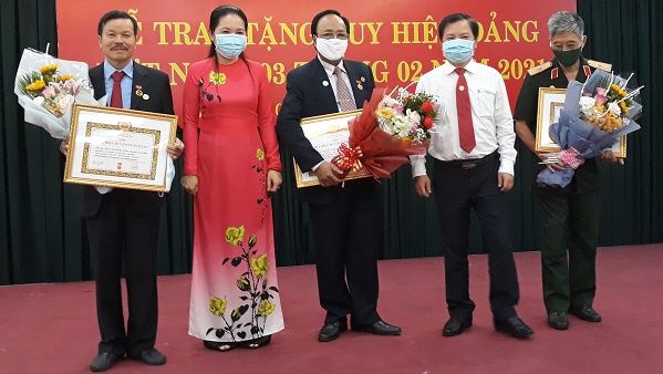 Đảng ủy Khối Dân-Chính-Đảng TPHCM trao Huy hiệu Đảng đợt 3/2/2021