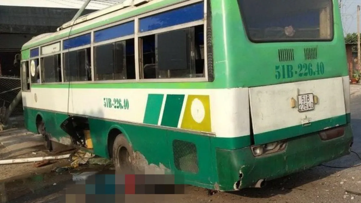 Tin tức tai nạn giao thông hôm nay 2/2/2021: Xe buýt mất thắng tông xe máy, một người tử vong