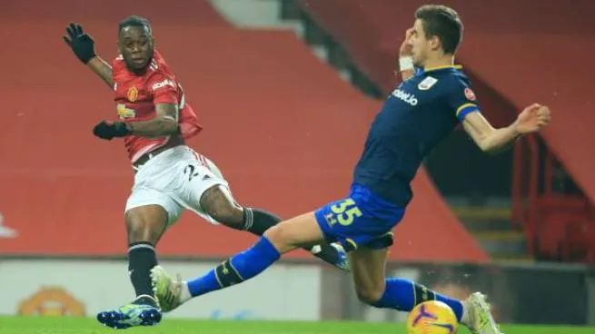 Gary Neville gửi thông điệp đến Wan-Bissaka