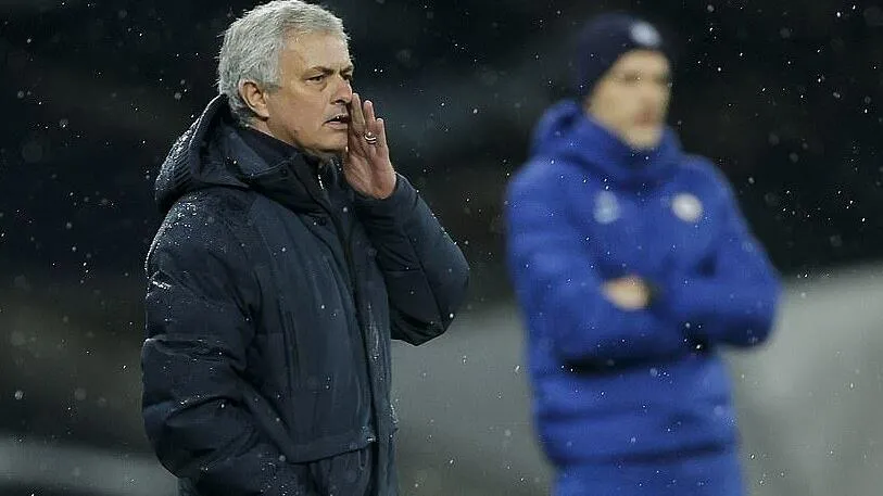 Mourinho không hài lòng với trọng tài sau thất bại trước Chelsea