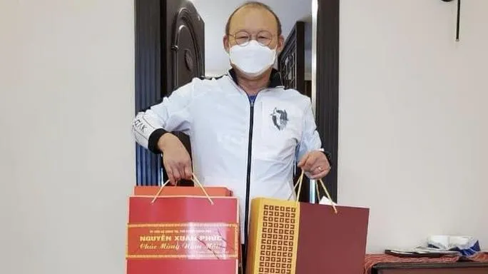 Thầy Park nhận món quà xuân ý nghĩa từ Thủ tướng Nguyễn Xuân Phúc