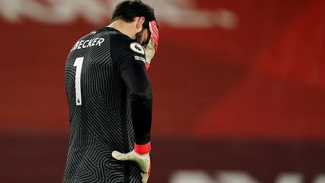 Alisson bị chỉ trích dữ dội sau sai lầm trước Man City