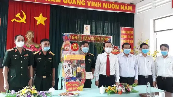 Ủy viên Bộ Chính trị, Bí thư Thành ủy Nguyễn Văn Nên thăm, chúc Tết đơn vị lực lượng vũ trang