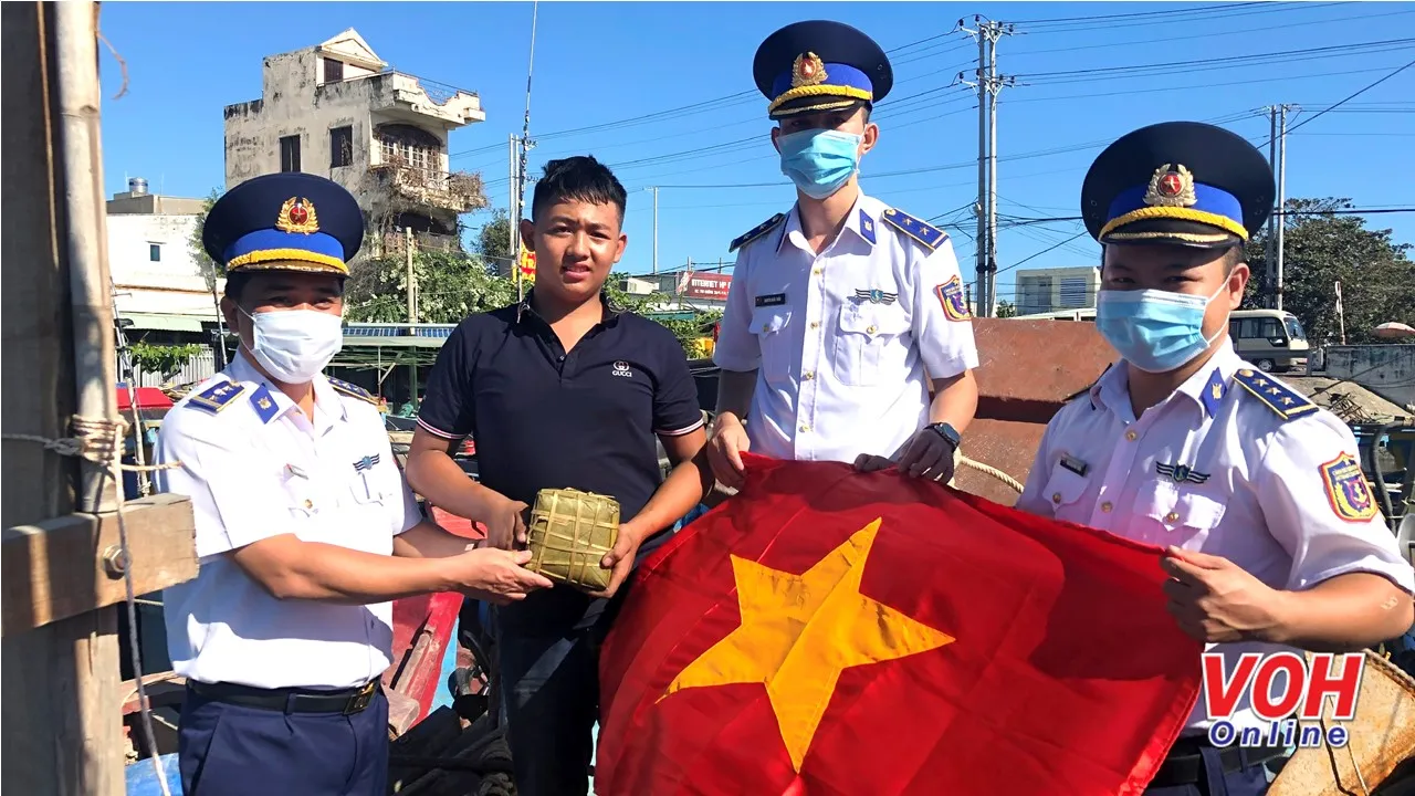 Bộ Tư lệnh Vùng Cảnh sát biển 3 tặng bánh chưng cho người nghèo đón Tết
