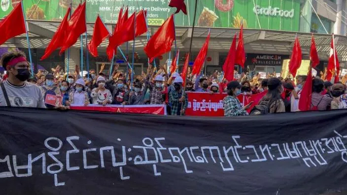 Myanmar: Người biểu tình lại xuống đường bất chấp lệnh cấm tụ tập