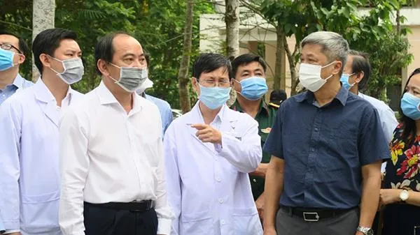 Thứ trưởng Bộ Y tế Nguyễn Trường Sơn thăm, chúc Tết tại bệnh viện dã chiến Củ Chi