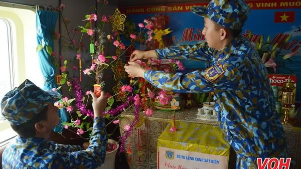Những người đón Tết giữa biển trời bao la của Tổ quốc