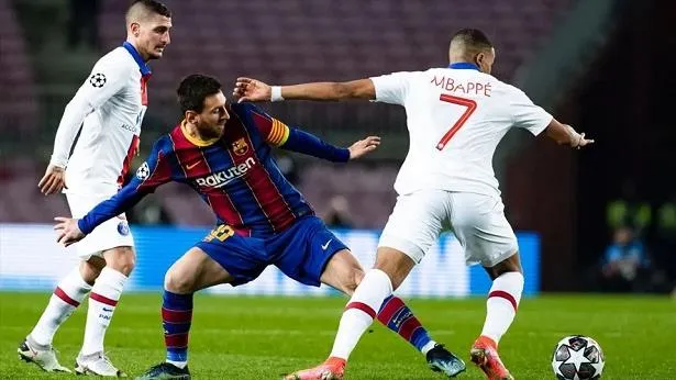 Messi và Lewandowski gây sốc về khả năng phòng thủ