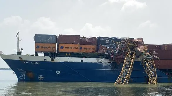 Tàu hàng đâm gãy cần cẩu thi công cầu Phước Khánh
