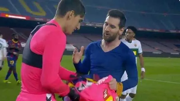 Thủ môn Elche bất ngờ khi được Messi đề nghị đổi áo