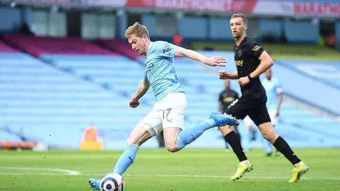 Kevin De Bruyne đi vào lịch sử Premier League