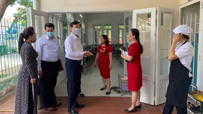 Kiểm tra công tác phòng dịch khi học sinh trở lại trường