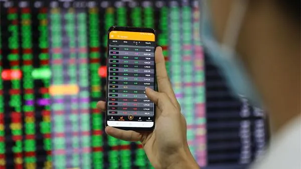 Dòng tiền đổ vào thị trường chứng khoán, VN-Index bật tăng hơn 10 điểm