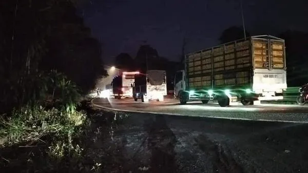 Xe container rơi xuống vực trên đèo Bảo Lộc