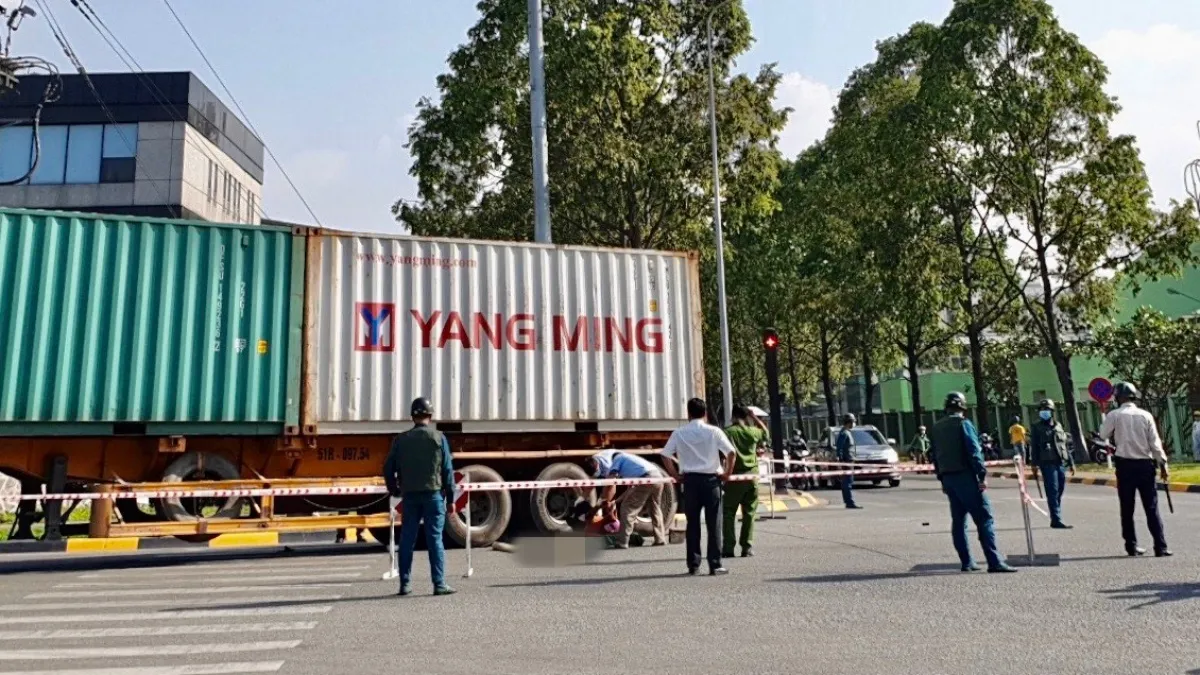 Tin tức tai nạn giao thông hôm nay 10/3/2021: Một phụ nữ tử vong dưới bánh container, bỏ lại 2 con