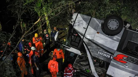 Indonesia: Xe buýt chở học sinh lao xuống khe núi, 27 người thiệt mạng