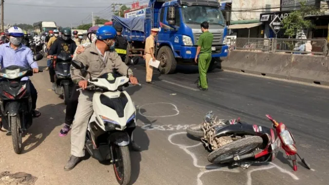 Tin tức tai nạn giao thông hôm nay 12/3/2021: Xe tải kéo lê xe máy, nữ sinh lớp 11 tử vong