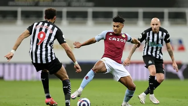 Chia điểm với Aston Villa, Newcastle đến gần tấm vé xuống hạng