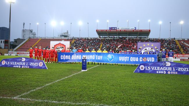 Thú vị hình ảnh Văn Quyết, Duy Mạnh,... đeo khẩu trang ra sân trong ngày V-League trở lại