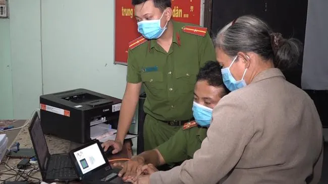 Khi làm thẻ CCCD có gắn chíp điện tử, có bị thu lại thẻ CCCD có mã vạch không?