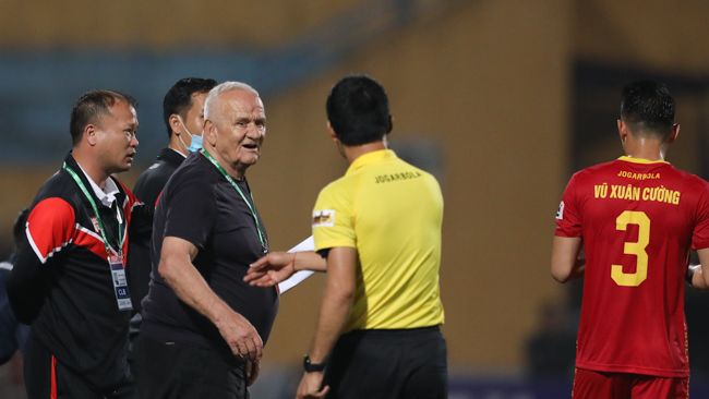 Nhà vô địch C1 châu Âu bị trọng tài nhắc nhở ở V-League 2021