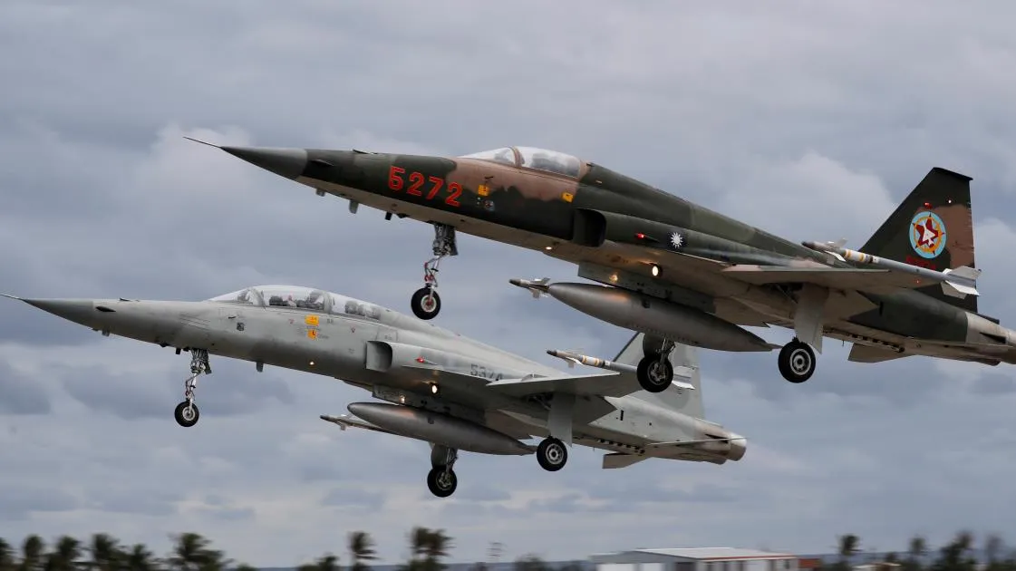 Đài Loan: Hai máy bay chiến đấu đâm nhau, rơi xuống biển