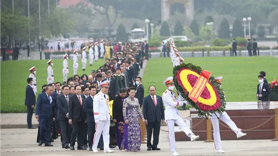 Trước kỳ họp quốc hội, Lãnh đạo Đảng và Nhà nước đặt vòng hoa, vào Lăng viếng Chủ tịch Hồ Chí Minh