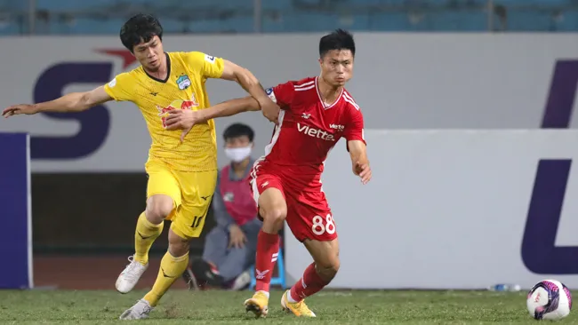Vào sân từ ghế dự bị, Công Phượng ghi bàn đầu tiên ở V-League 2021