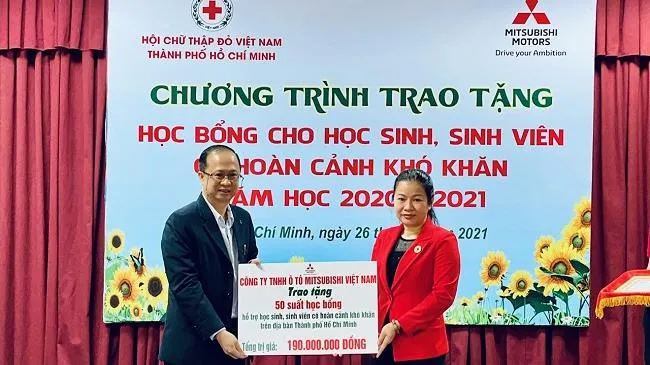 Hội chữ thập đỏ TPHCM trao tặng học bổng cho học sinh sinh viên có hoàn cảnh khó khăn