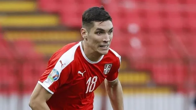 MU tiến gần chữ ký của trung vệ người Serbia