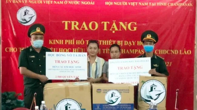 TPHCM tặng 590 triệu đồng mua sắm thiết bị cho Trường Tiểu học Hữu nghị tỉnh Champasak, Lào