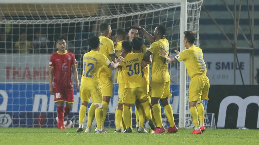 Thắng nghẹt thở SLNA, Nam Định lên vị trí thứ 5 trên BXH