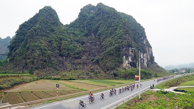 Tay đua Nguyễn Tấn Hoài xé áo vàng và áo xanh ngoạn mục