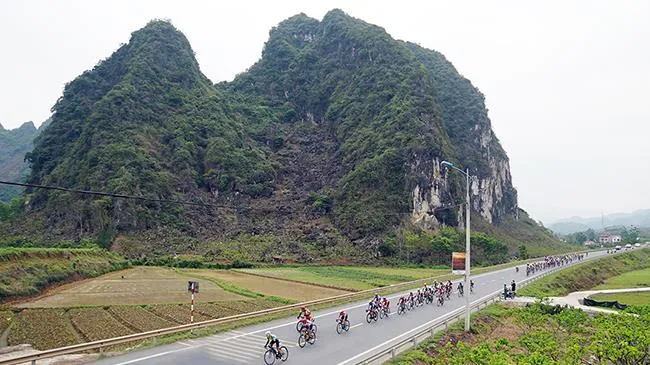 Tay đua Nguyễn Tấn Hoài xé áo vàng và áo xanh ngoạn mục
