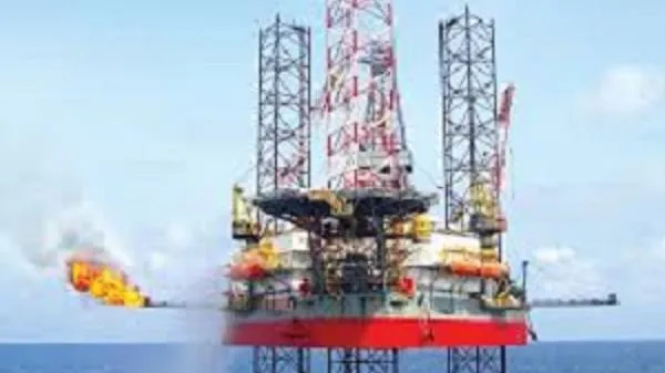 Giá xăng dầu hôm nay 10/4: Giá dầu giảm do các nhà sản xuất lớn tăng sản lượng