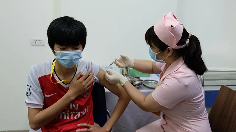 6 người đầu tiên tiêm thử nghiệm mũi 2 vaccine COVIVAC