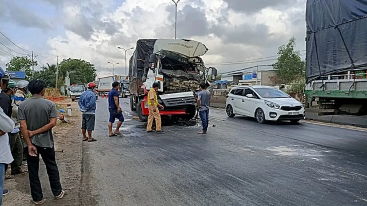 Tin tức tai nạn giao thông hôm nay 16/4/2021: Xe tải tông xe container dừng đèn đỏ, tài xế tử vong