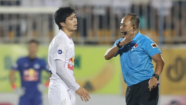 Công Phượng, Văn Toàn phàn nàn với trọng tài khi đối đầu Hà Nội FC