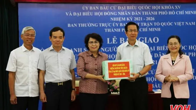 TPHCM bàn giao danh sách ứng cử viên đại biểu Quốc Hội và HĐND Thành phố