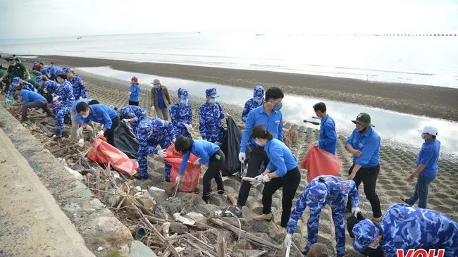 Ra quân làm sạch biển, trồng cây xanh hưởng ứng Vì một Việt Nam xanh