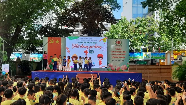 Học sinh lớp 1 thích thú trải nghiệm Một thoáng quê hương