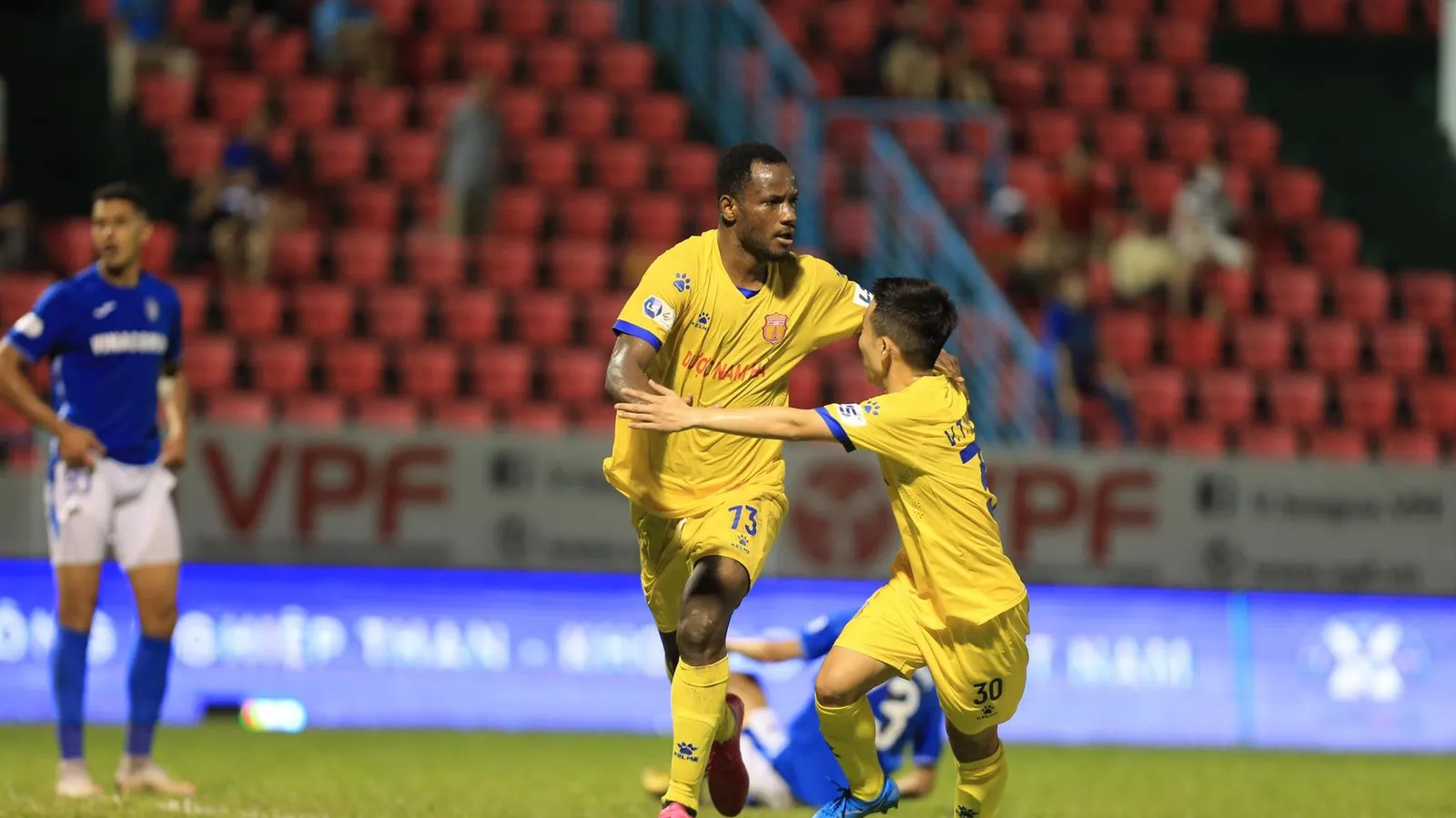 Kết quả V-League 2021: TPHCM chia điểm Viettel